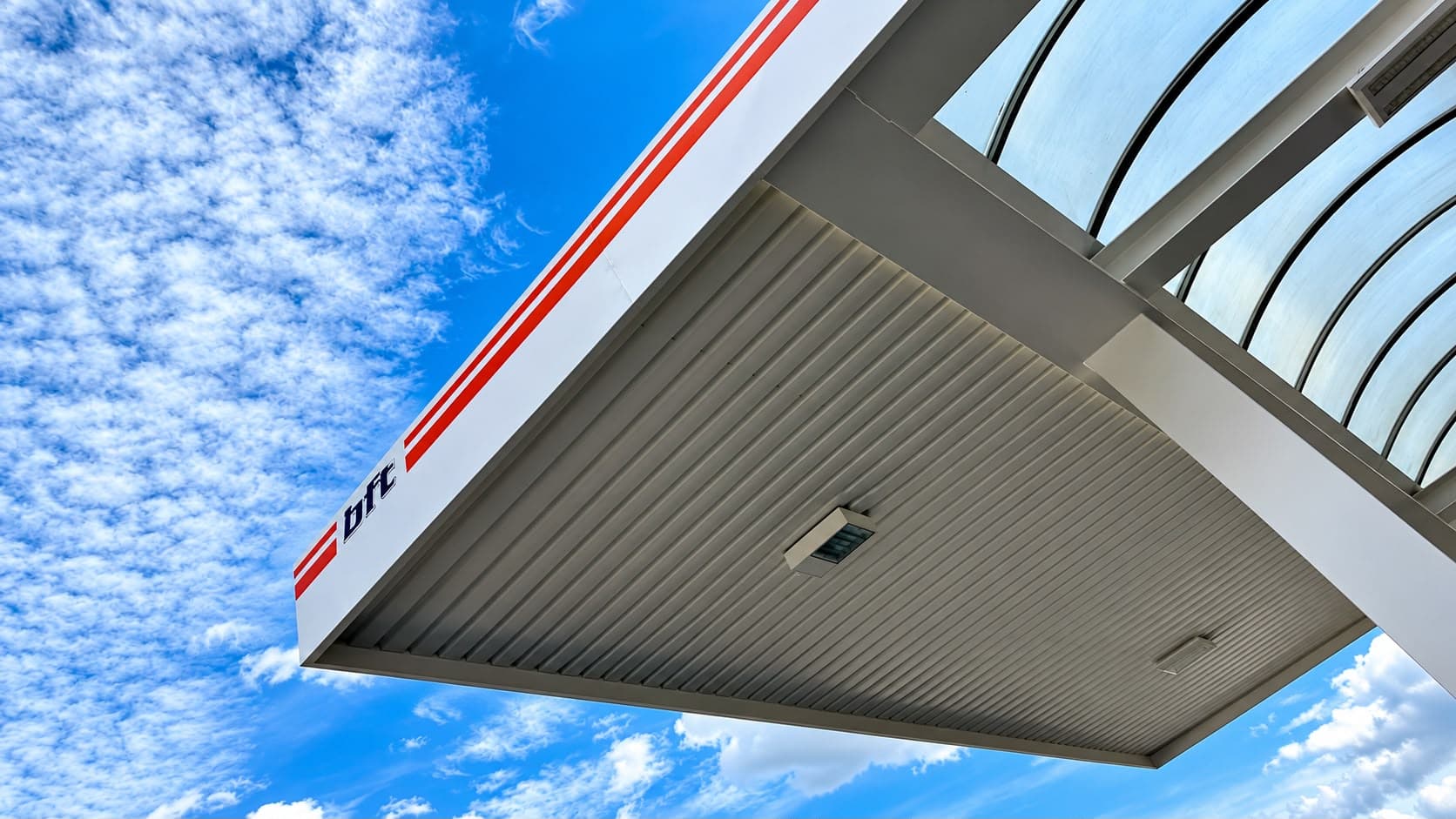 Tankstellendach der bft-Tankstelle Auto-Service Rüdinger vor blauem Himmel